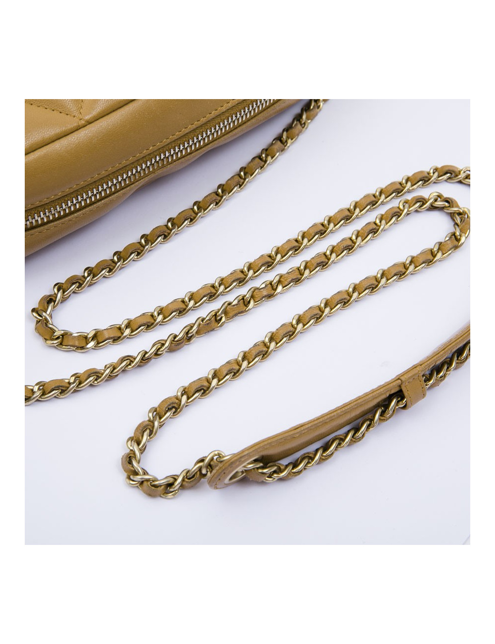 Sac caméra CHANEL cuir d'agneau beige matelassé