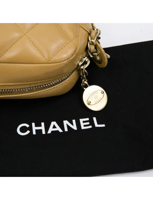 Sac caméra CHANEL cuir d'agneau beige matelassé