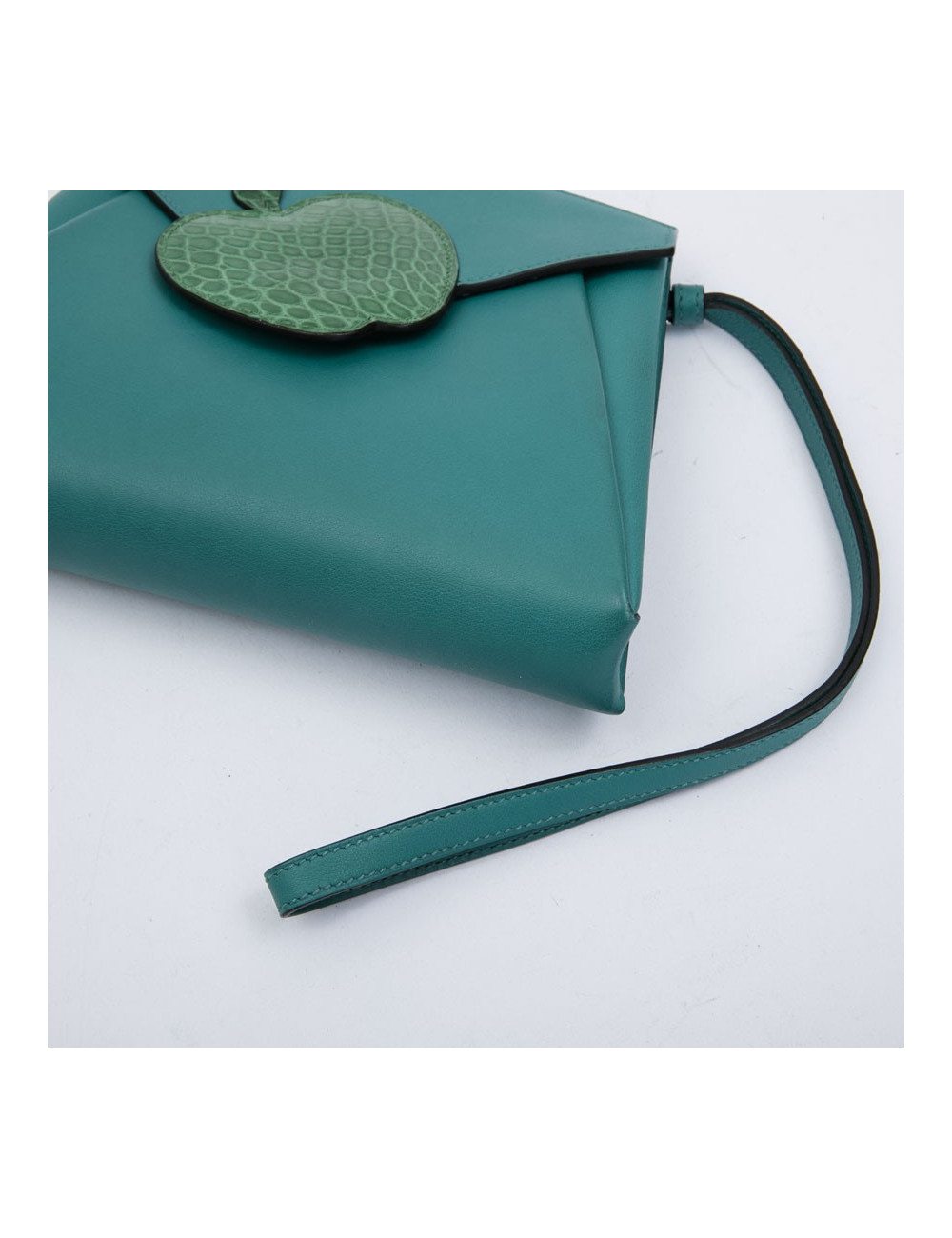 Sac pochette HERMES Tutti frutti Hermail cuir tadelakt bleu paon et crocodile vert