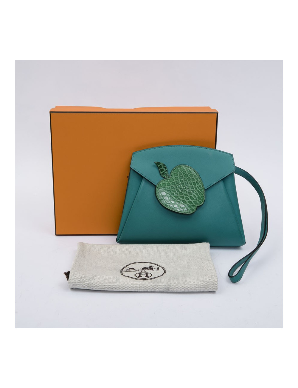 Sac pochette HERMES Tutti frutti Hermail cuir tadelakt bleu paon et crocodile vert