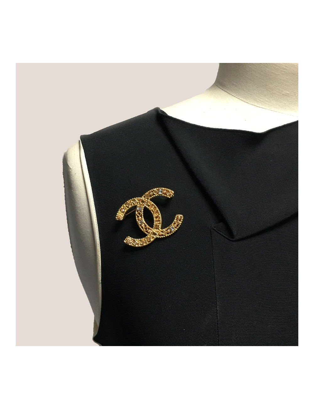 CHANEL CC brooch in gilt metal, rhinestones and pearls