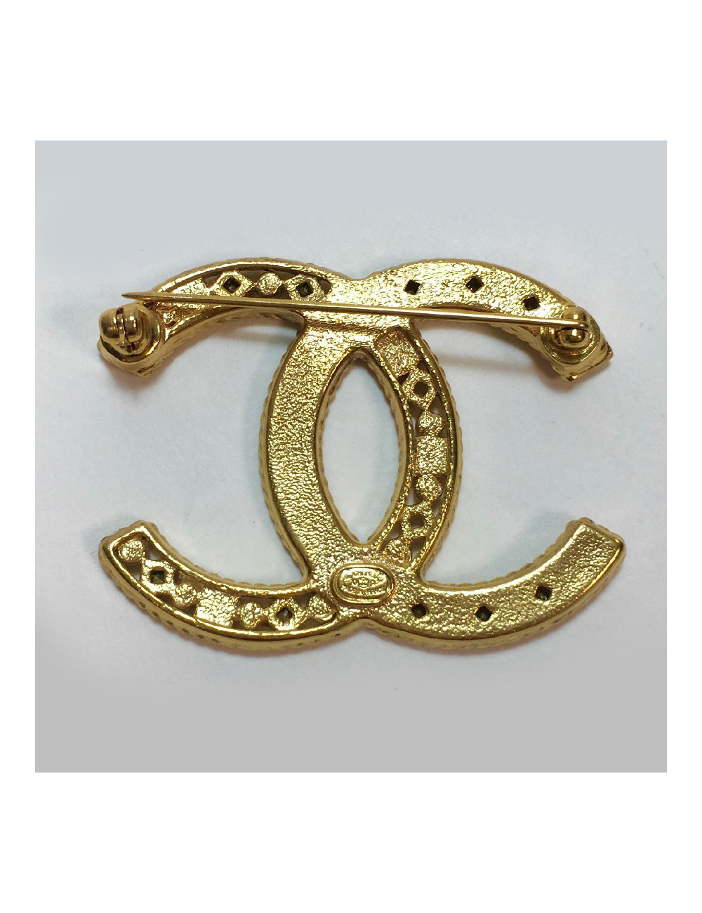 CHANEL CC brooch in gilt metal, rhinestones and pearls