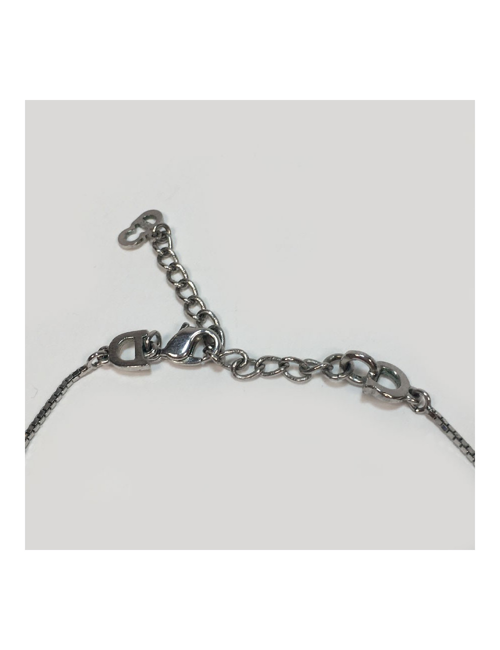 Collier DIOR avec plaque "Dior" en métal argenté