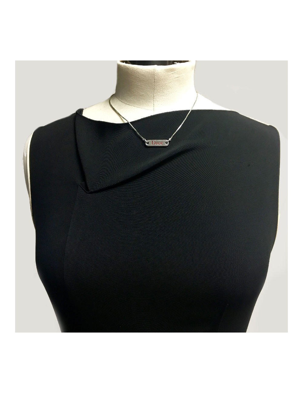 Collier DIOR avec plaque "Dior" en métal argenté