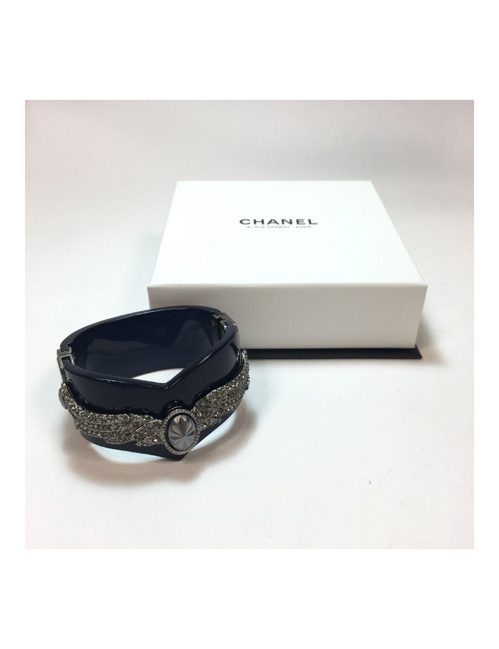 Manchette CHANEL en résine bleue et aile 