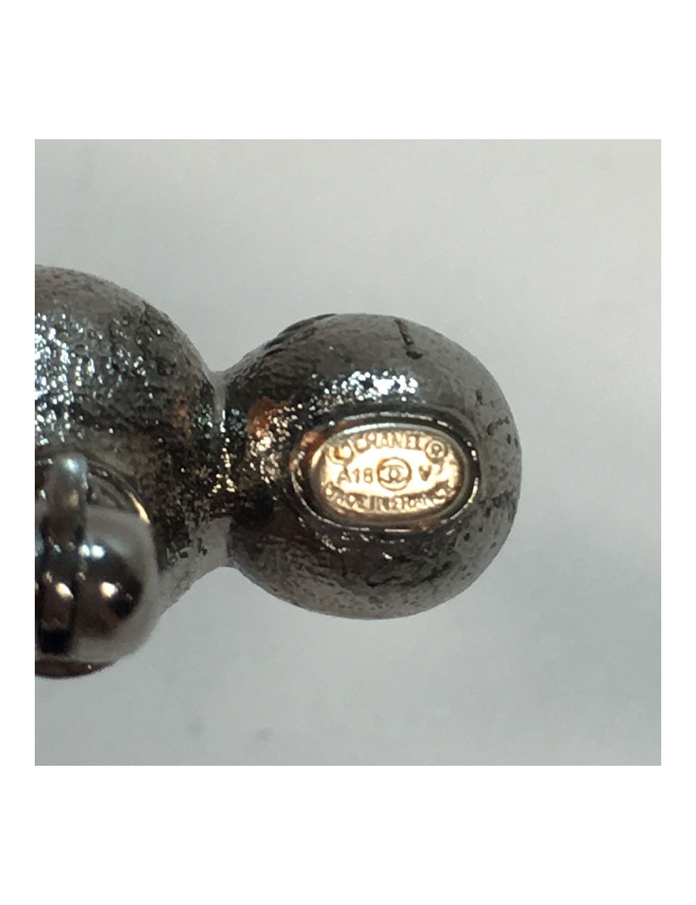 Broche CHANEL CC et perles