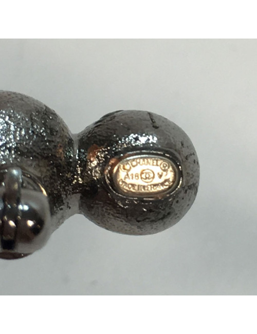 Broche CHANEL CC et perles