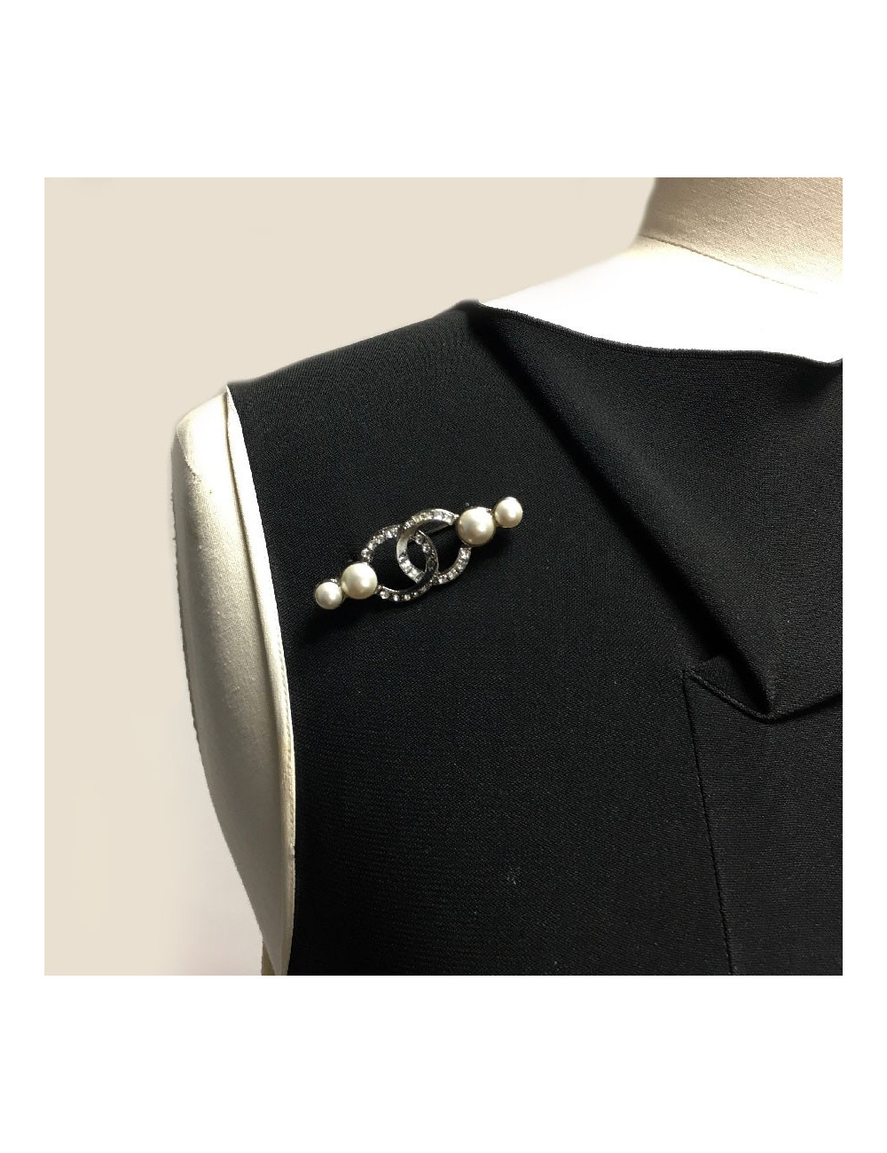 CHANEL CC brooch set with rhinestones and pearls