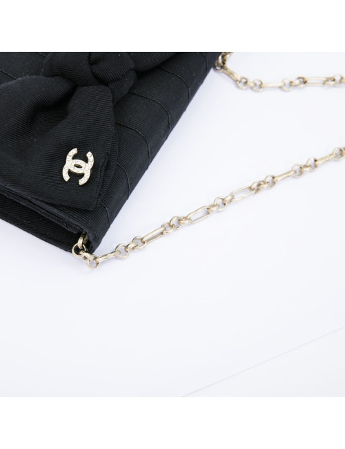 Pochette CHANEL en tissu noir et chaîne dorée