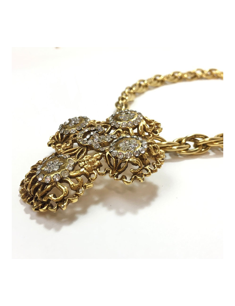Collier CHRISTIAN LACROIX croix vintage en métal doré et strass