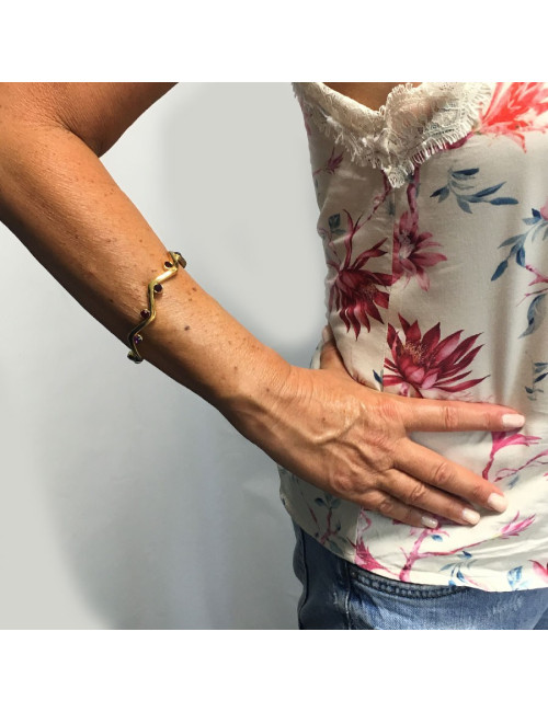 Bracelet rigide YVES SAINT LAURENT métal doré et strass rubis et améthyste