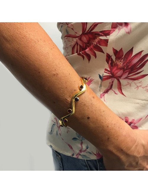 Bracelet rigide YVES SAINT LAURENT métal doré et strass rubis et améthyste