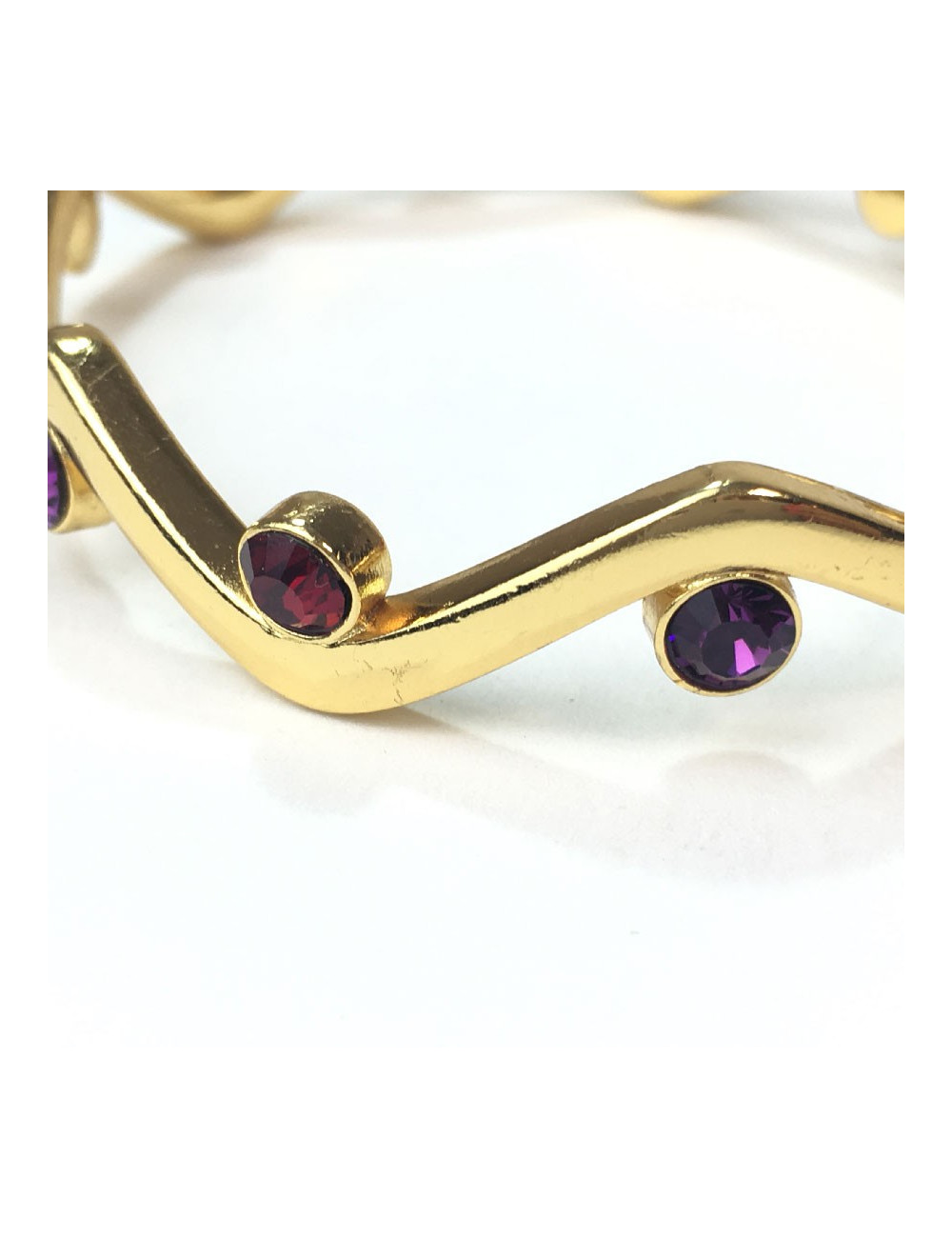 Bracelet rigide YVES SAINT LAURENT métal doré et strass rubis et améthyste