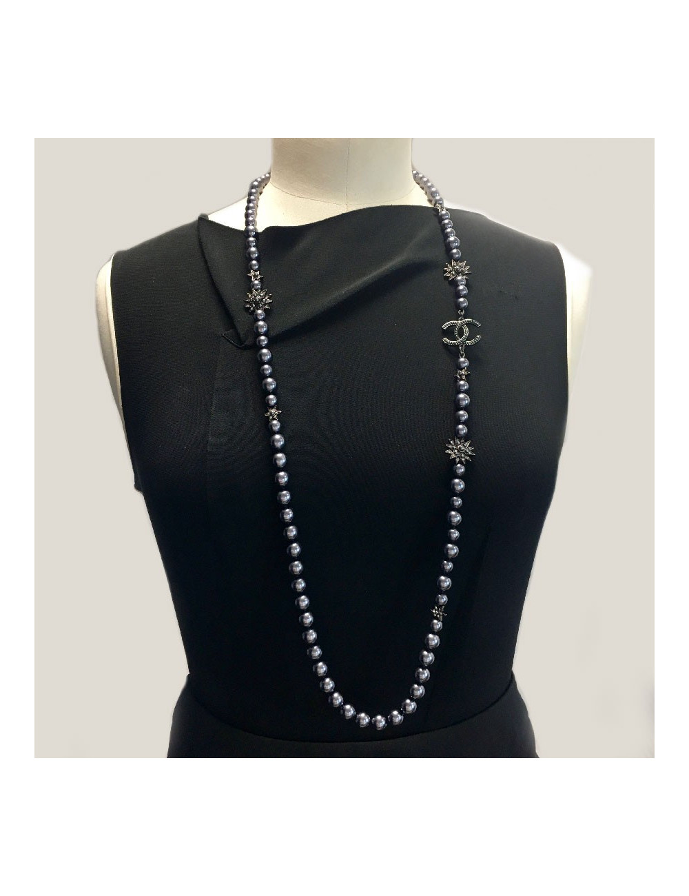 CHANEL beaded necklace in gray pearls