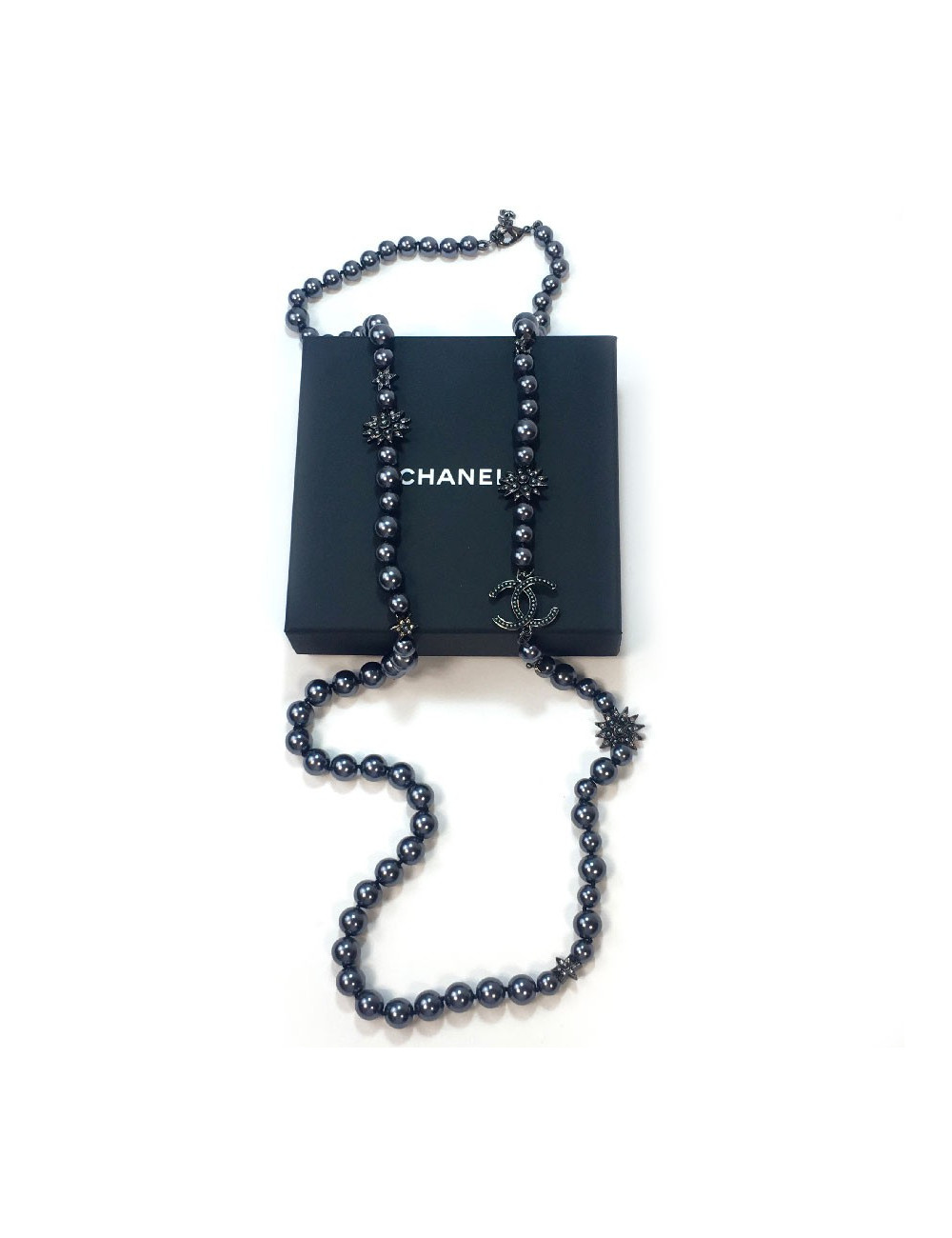CHANEL beaded necklace in gray pearls