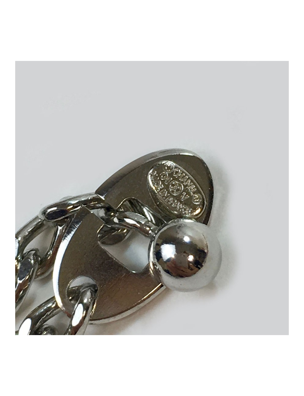 Porte-clefs ou charm CHANEL argenté