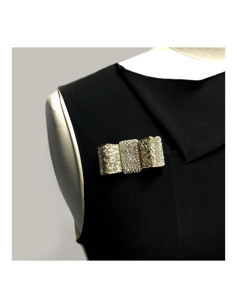 CHANEL knot brooch in rhinestones and pale gold metal