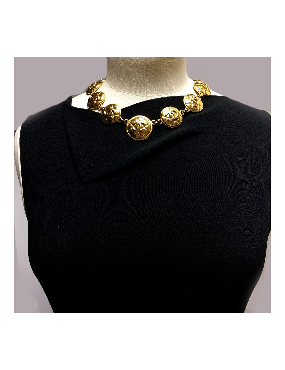 CHANEL vintage necklace in gilt metal