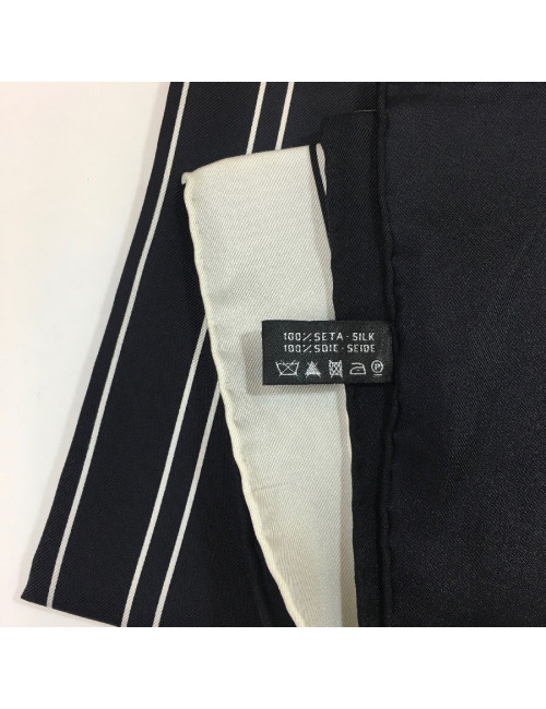 Carré CHANEL noir et blanc en soie