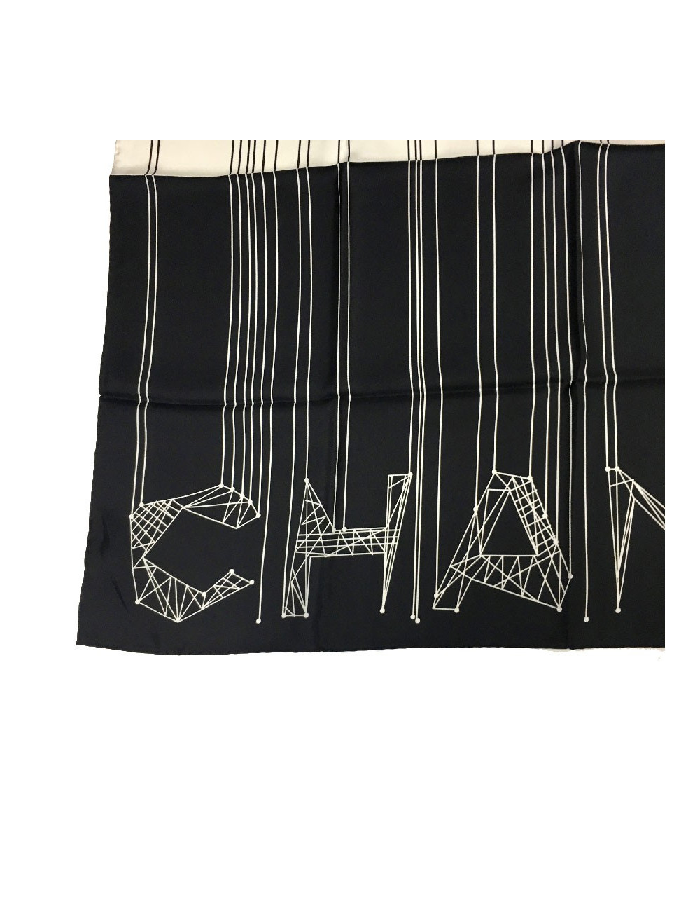 Carré CHANEL noir et blanc en soie