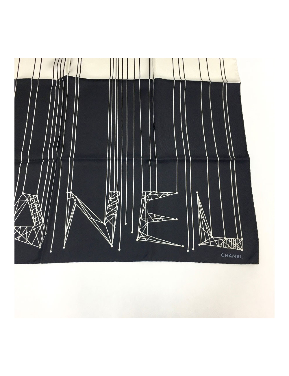 CHANEL scarf in black and white silk