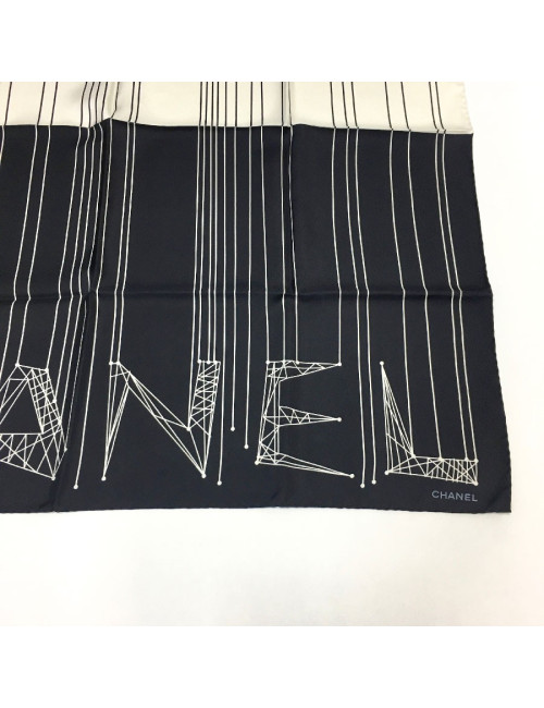 Carré CHANEL noir et blanc en soie
