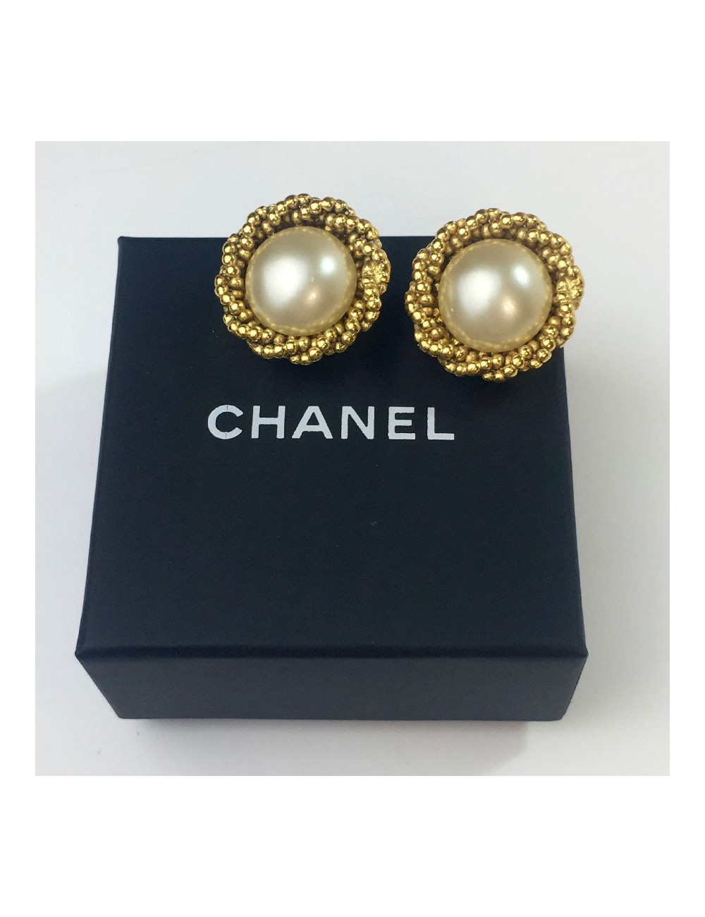 Boucles d'oreille clips CHANEL vintage en métal doré et perle