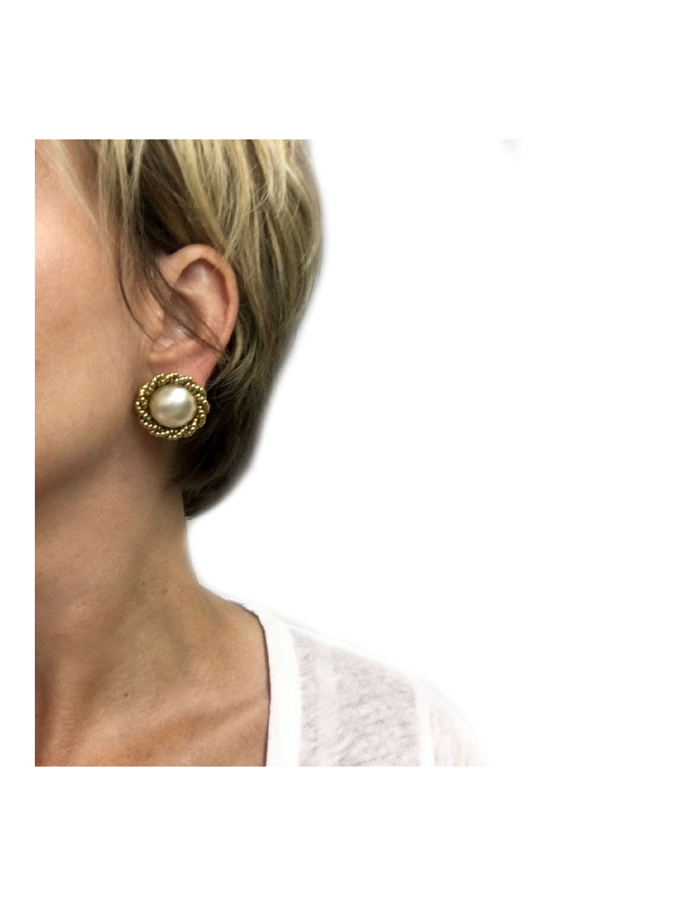 Boucles d'oreille clips CHANEL vintage en métal doré et perle