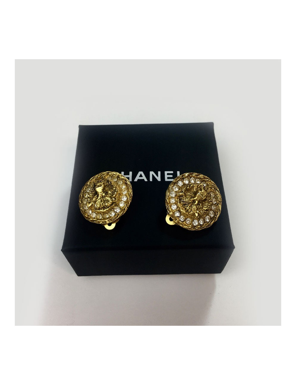 Boucles d'oreille clips CHANEL tête de lion et strass