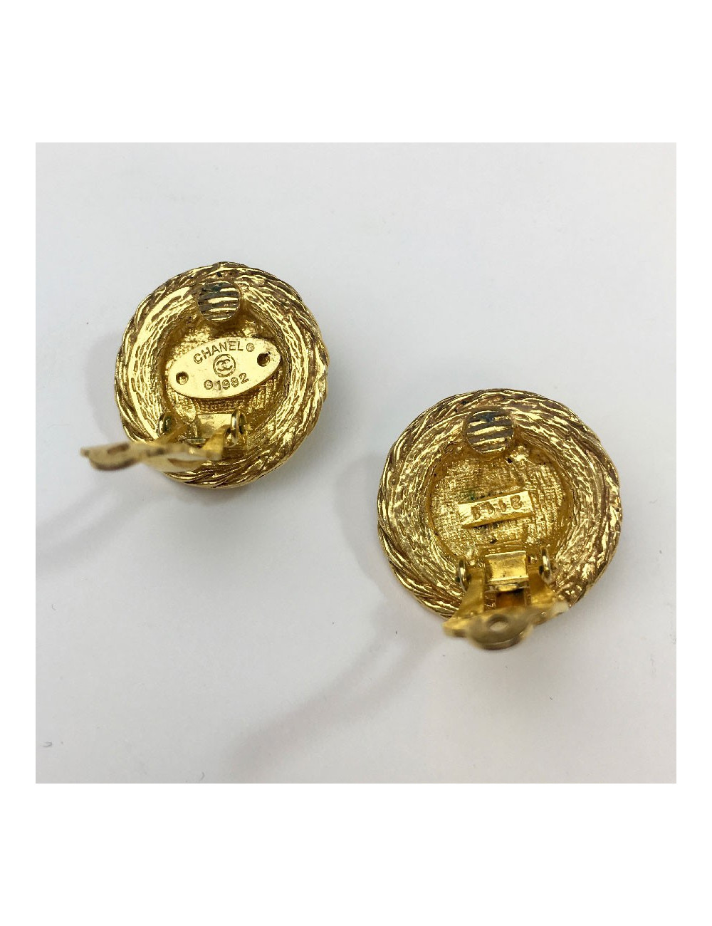 Boucles d'oreille clips CHANEL tête de lion et strass
