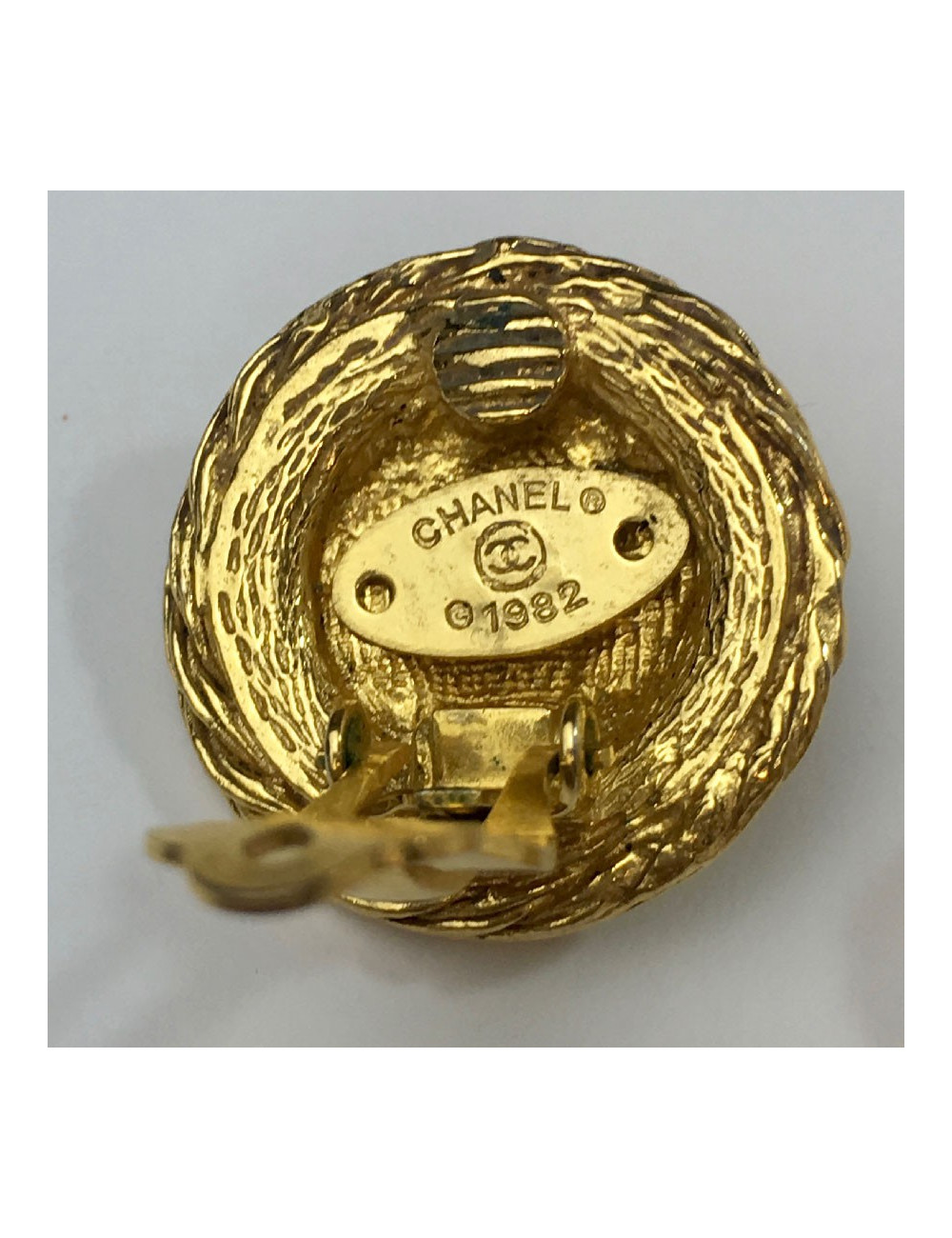 Boucles d'oreille clips CHANEL tête de lion et strass