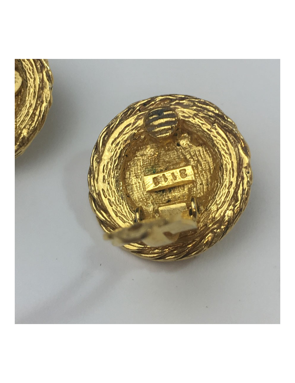 Boucles d'oreille clips CHANEL tête de lion et strass