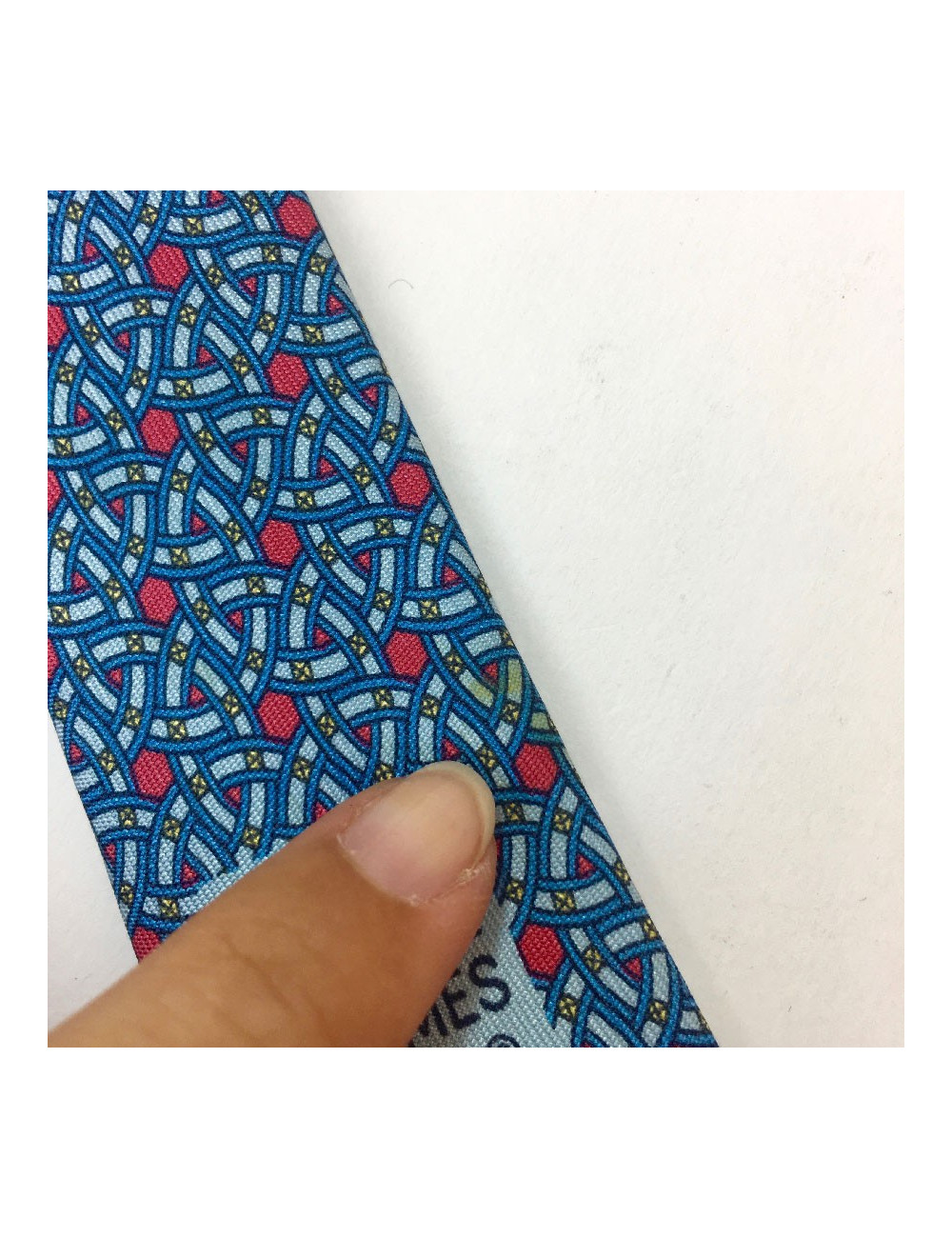 Cravate HERMES soie bleue et rouge