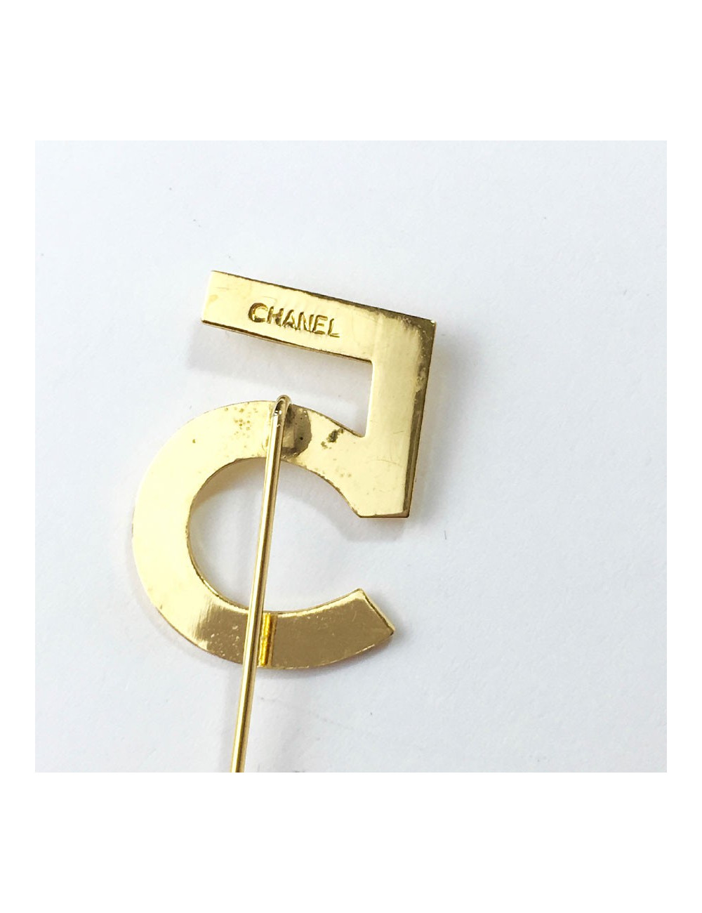 Epingle CHANEL "5" en métal doré