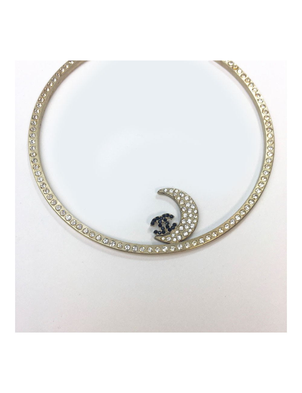 Créoles CHANEL en métal or pâle et strass