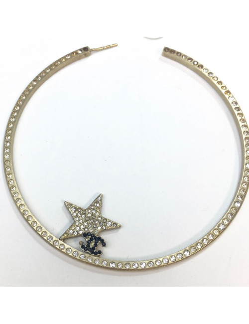 Créoles CHANEL en métal or pâle et strass
