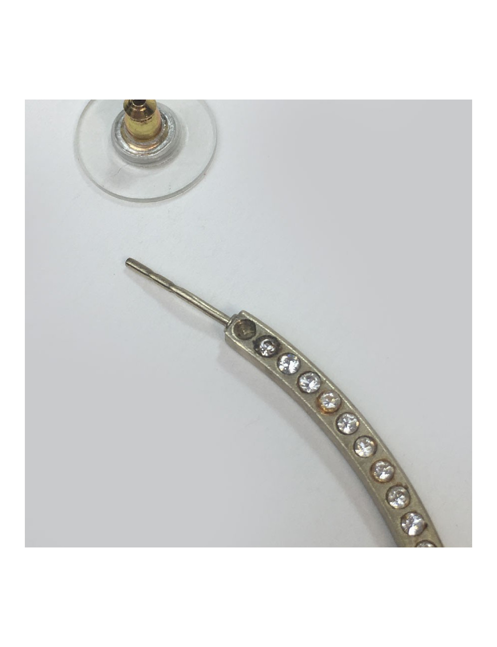 Créoles CHANEL en métal or pâle et strass