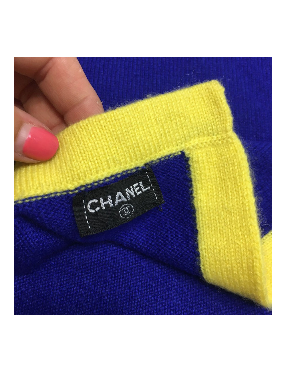 Châle CHANEL en cachemire bleu et liseré jaune