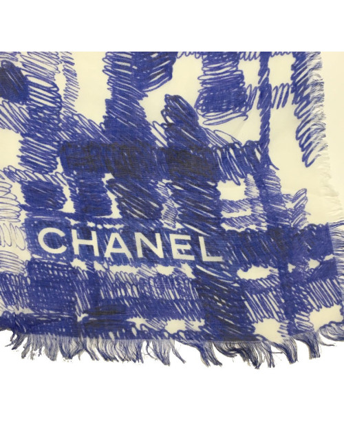 Châle CHANEL en modal et soie bleu et écru 