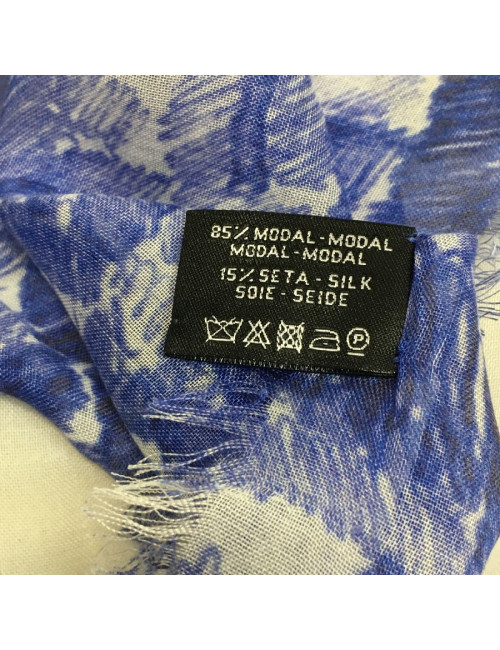 Châle CHANEL en modal et soie bleu et écru 