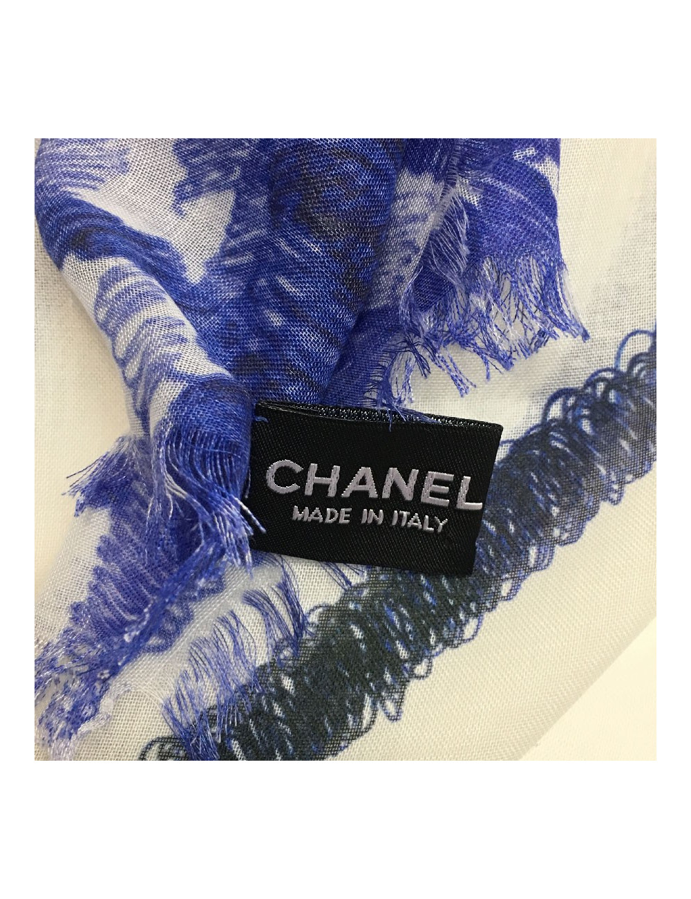 Châle CHANEL en modal et soie bleu et écru 