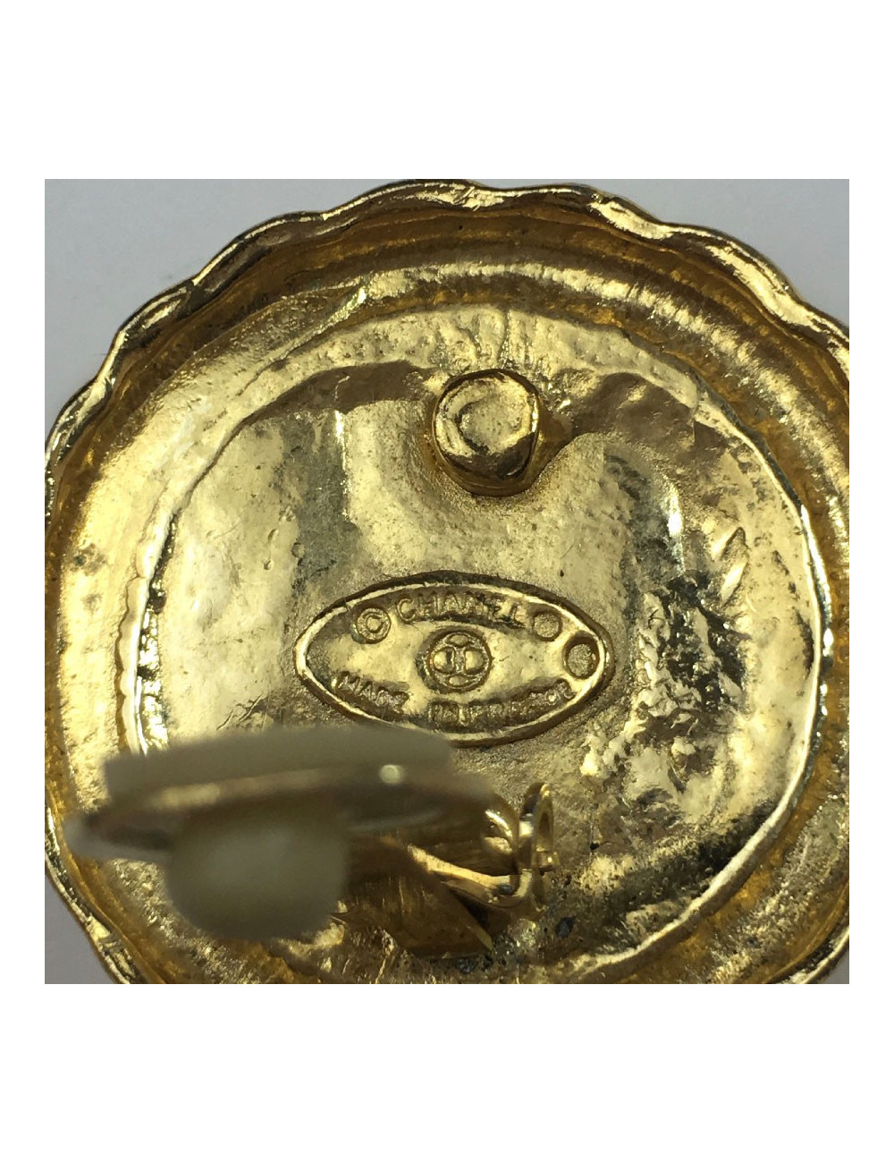 Boucles d'oreille clips CHANEL  dorées et émaillées