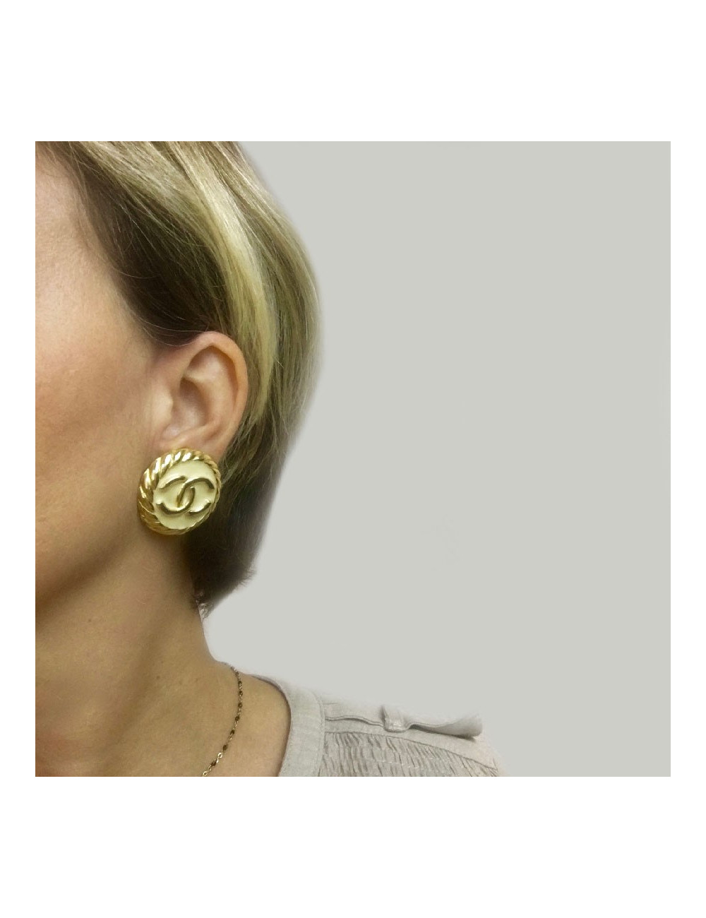 Boucles d'oreille clips CHANEL  dorées et émaillées