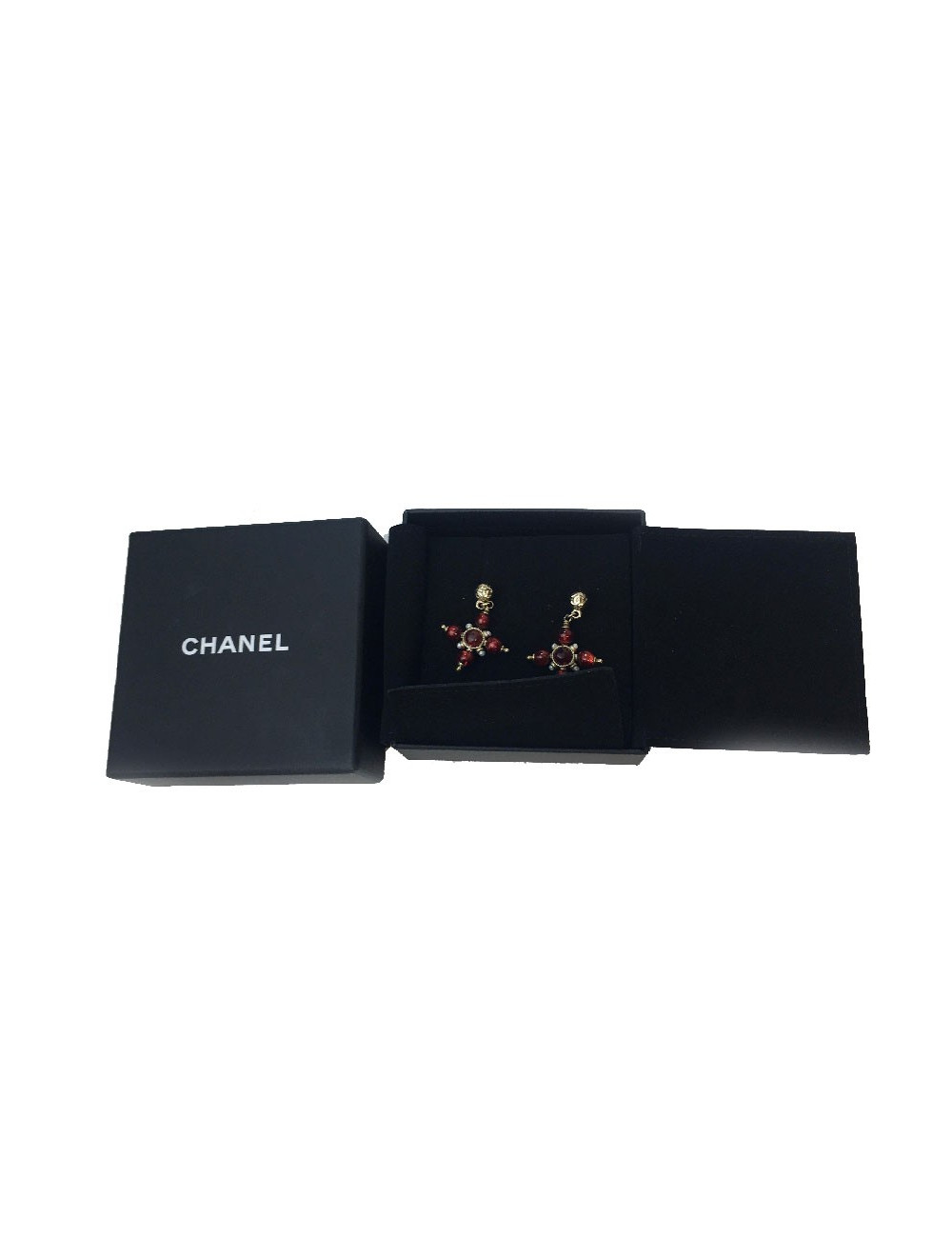 Boucles d'oreille clous Chanel perles rouges et nacrées