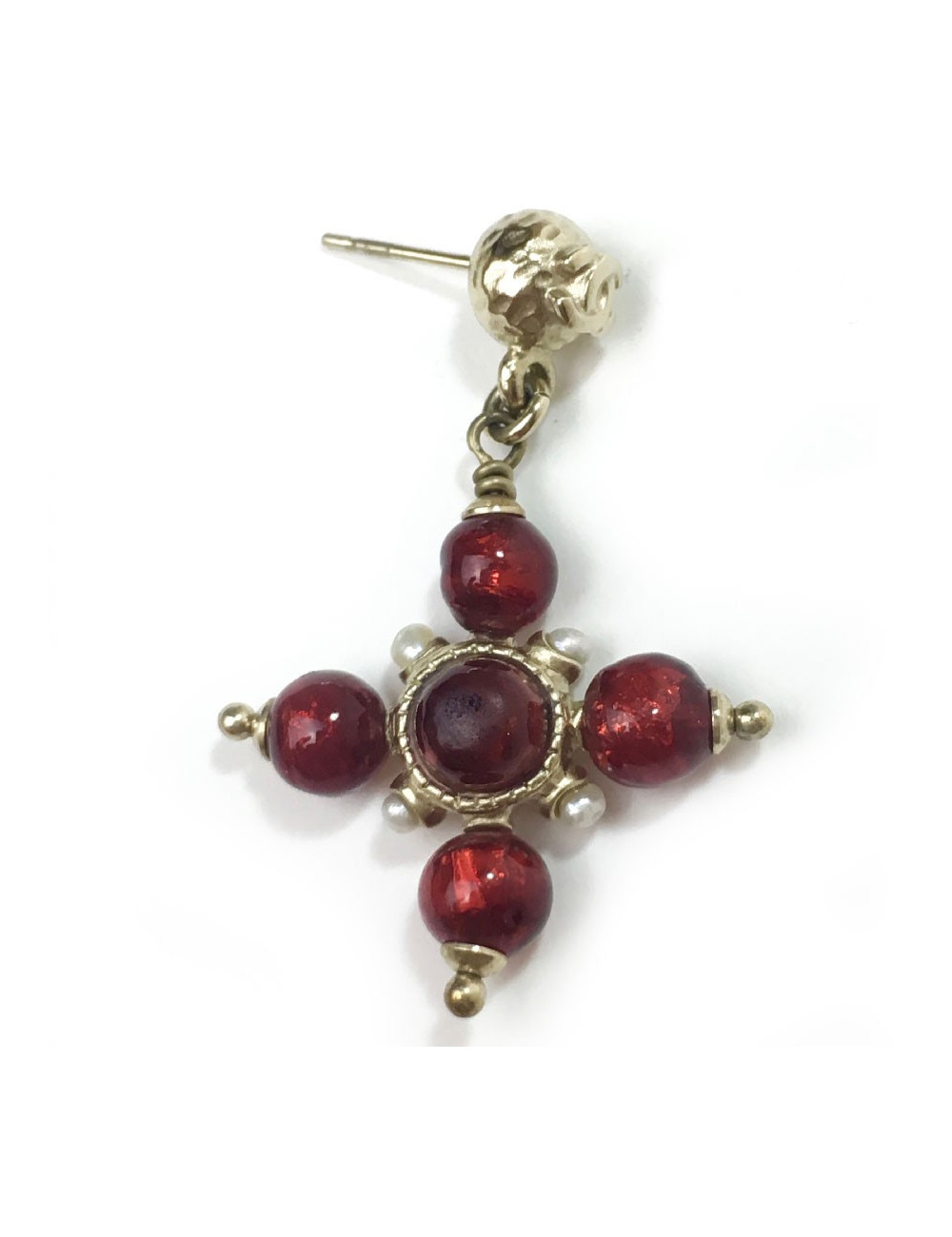 Boucles d'oreille clous Chanel perles rouges et nacrées