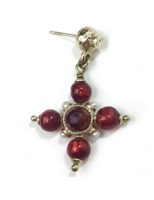 Boucles d'oreille clous Chanel perles rouges et nacrées