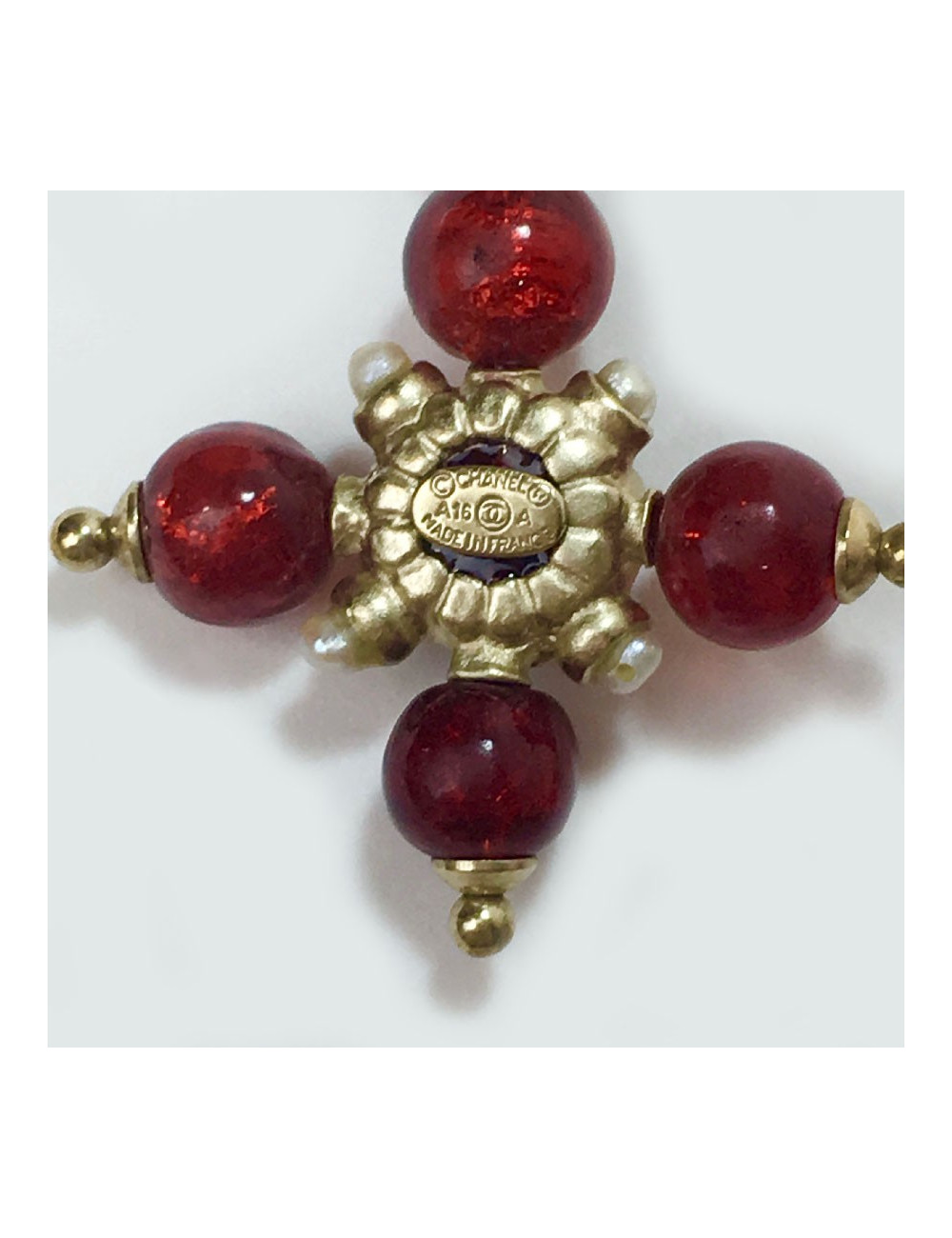 Boucles d'oreille clous Chanel perles rouges et nacrées