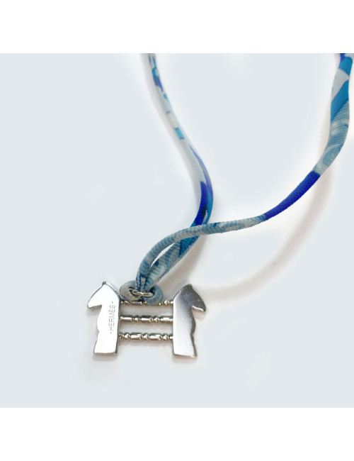 Collier-bracelet HERMES lien en soie multicolore et pendentif  argenté