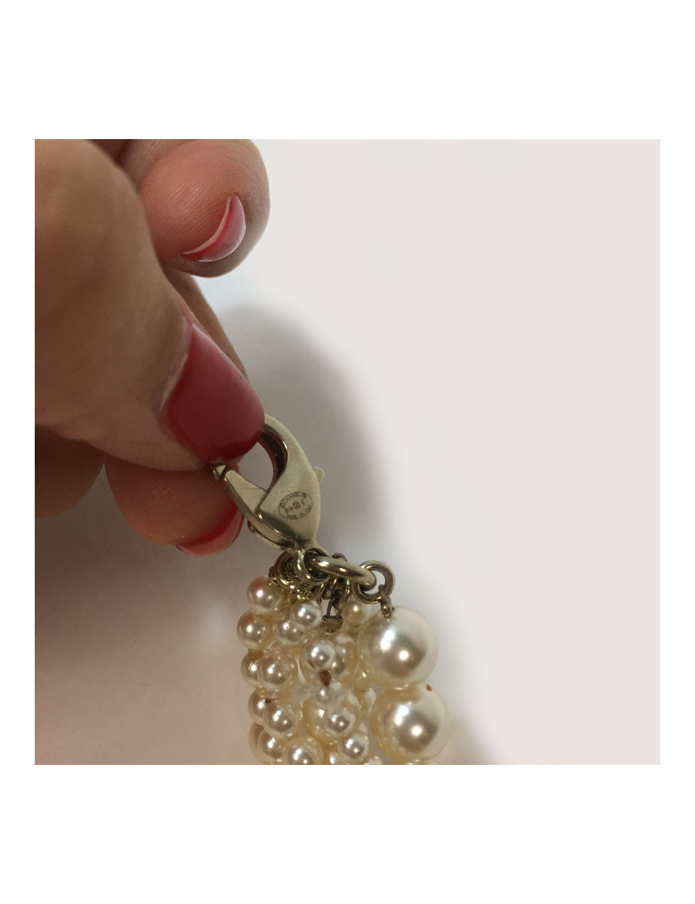 Sautoir multirangs CHANEL en perles nacrées et CC doré