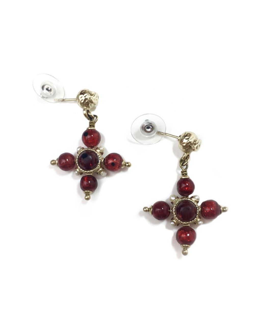 Boucles d'oreille clous Chanel perles rouges et nacrées